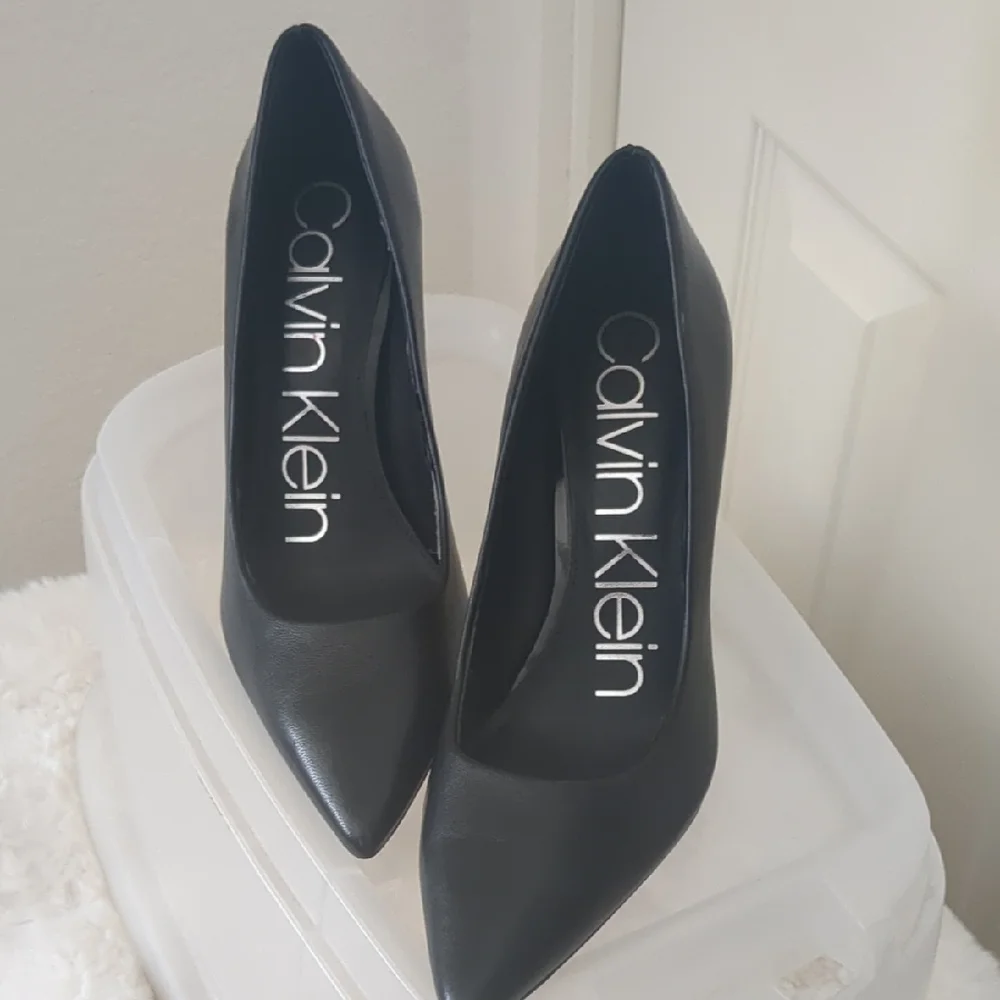 Calvin Klein Black Heels with Pointed Toe and Stiletto Design - Picture 6 of 6